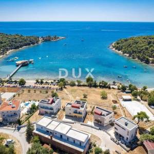 ISTRA, PULA - Ekskluziva: vila prvi red do mora s garažom za dugoročni najam!