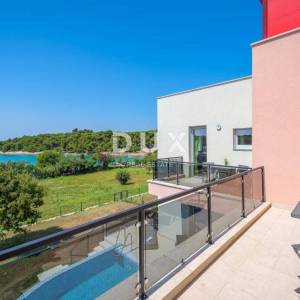 ISTRA, PULA - Ekskluziva: vila prvi red do mora s garažom za dugoročni najam!