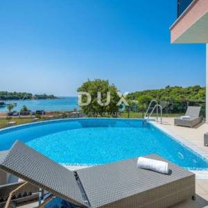 ISTRA, PULA - Ekskluziva: vila prvi red do mora s garažom za dugoročni najam!