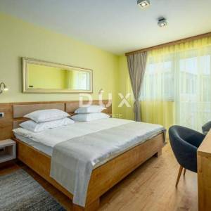 ISTRA, PULA - Ekskluziva: vila prvi red do mora s garažom za dugoročni najam!