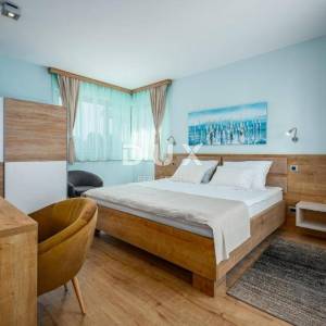 ISTRA, PULA - Ekskluziva: vila prvi red do mora s garažom za dugoročni najam!
