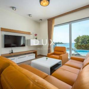 ISTRA, PULA - Ekskluziva: vila prvi red do mora s garažom za dugoročni najam!