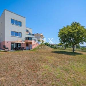 ISTRA, PULA - Ekskluziva: vila prvi red do mora s garažom za dugoročni najam!
