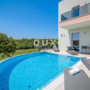 ISTRA, PULA - Ekskluziva: vila prvi red do mora s garažom za dugoročni najam!
