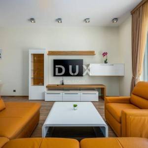 ISTRA, PULA - Ekskluziva: vila prvi red do mora s garažom za dugoročni najam!