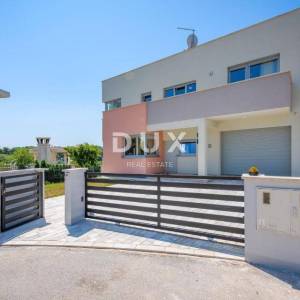 ISTRA, PULA - Ekskluziva: vila prvi red do mora s garažom za dugoročni najam!