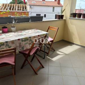 ISTRA, PULA Kuća s prostranim stanom, garažom i  velikim poslovnim prostorom! 