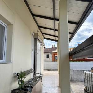 ISTRA, PULA Kuća s prostranim stanom, garažom i  velikim poslovnim prostorom! 