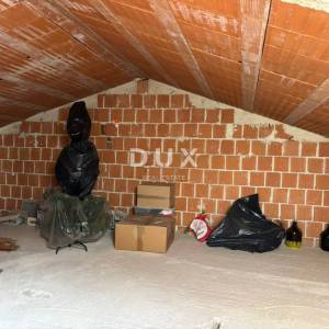 ISTRA, PULA Kuća s prostranim stanom, garažom i  velikim poslovnim prostorom! 