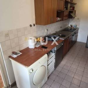 ISTRA, PULA - Prostrani obiteljski stan na traženoj lokaciji!