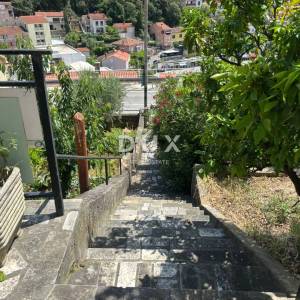 ISTRA, RABAC  Etaža kuće s pogledom na more na pješačkoj udaljenosti od mora s garažom!