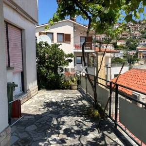 ISTRA, RABAC  Etaža kuće s pogledom na more na pješačkoj udaljenosti od mora s garažom!