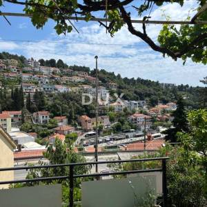 ISTRA, RABAC  Etaža kuće s pogledom na more na pješačkoj udaljenosti od mora s garažom!