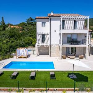 ISTRA, RABAC - Prostrana kuća s bazenom i pogledom na more