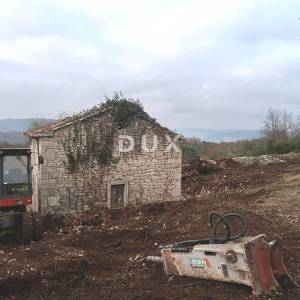 ISTRA, RAKALJ - Kamena samostojeća istarska kuća, dvorište, pogled more