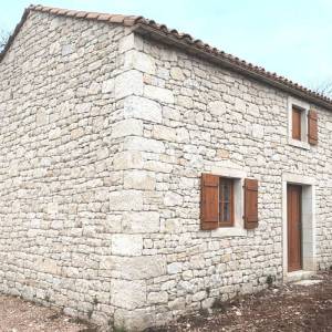 ISTRA, RAKALJ - Kamena samostojeća istarska kuća, dvorište, pogled more