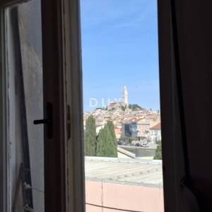 ISTRA, ROVINJ - Stan s pogledom na more i vrtom, PRILIKA!