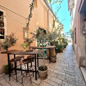 ISTRA, ROVINJ - Ugostiteljski objekt i apartman, drugi red do mora