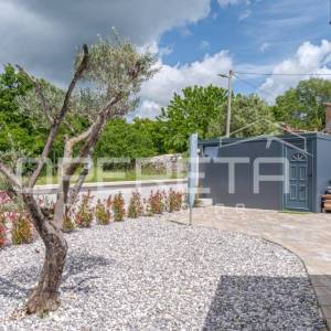 ISTRA, SVETI LOVREČ - Samostojeća kuća s bazenom na mirnoj lokaciji