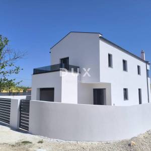 ISTRA, SVETVINČENAT - Kuća s bazenom i garažom u srcu Istre