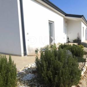 ISTRA, TINJAN - Moderna prizemnica s bazenom, novogradnja