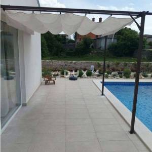ISTRA, TINJAN - Moderna prizemnica s bazenom, novogradnja