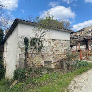 ISTRA, TUPLJAK - samostojeća kuća s dvorištem na odličnoj lokaciji. HITNA PRODAJA! PRILIKA!