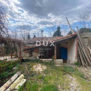 ISTRA, TUPLJAK - samostojeća kuća s dvorištem na odličnoj lokaciji. HITNA PRODAJA! PRILIKA!