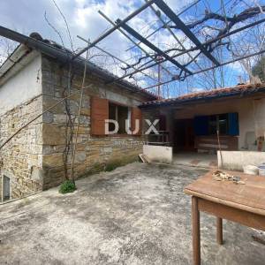 ISTRA, TUPLJAK - samostojeća kuća s dvorištem na odličnoj lokaciji. HITNA PRODAJA! PRILIKA!