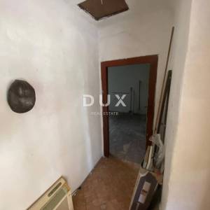 ISTRA, TUPLJAK - samostojeća kuća s dvorištem na odličnoj lokaciji. HITNA PRODAJA! PRILIKA!