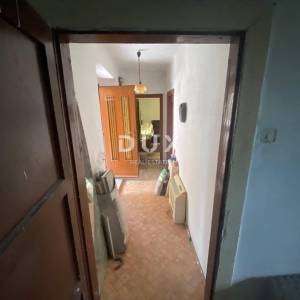 ISTRA, TUPLJAK - samostojeća kuća s dvorištem na odličnoj lokaciji. HITNA PRODAJA! PRILIKA!