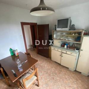 ISTRA, TUPLJAK - samostojeća kuća s dvorištem na odličnoj lokaciji. HITNA PRODAJA! PRILIKA!