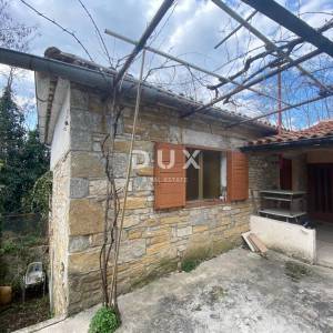 ISTRA, TUPLJAK - samostojeća kuća s dvorištem na odličnoj lokaciji. HITNA PRODAJA! PRILIKA!