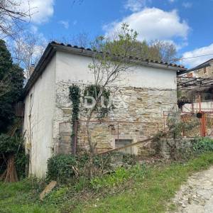 ISTRA, TUPLJAK - samostojeća kuća s dvorištem na odličnoj lokaciji. HITNA PRODAJA! PRILIKA!