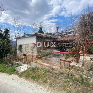 ISTRA, TUPLJAK - samostojeća kuća s dvorištem na odličnoj lokaciji. HITNA PRODAJA! PRILIKA!