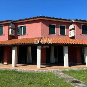 ISTRA, VOLME - Samo u našoj u ponudi obiteljska vila s garažama i 3 stana!