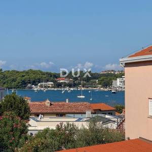 ISTRA, VOLME - Samo u našoj u ponudi obiteljska vila s garažama i 3 stana!