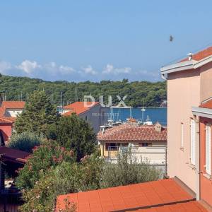 ISTRA, VOLME - Samo u našoj u ponudi obiteljska vila s garažama i 3 stana!