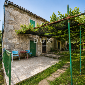 ISTRA,LABIN - Kamena kuća s dvorištem u blizini mora