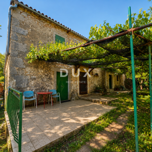 ISTRA,LABIN - Kamena kuća s dvorištem u blizini mora