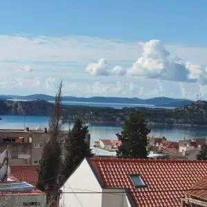 Iznajmljuje se dvoetažni stan