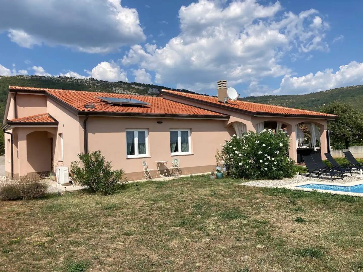 Izuzetna prilika! Roč, villa s bazenom, 180m2, 1000m2 okučnice