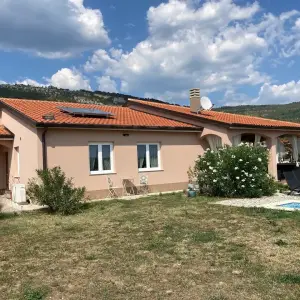 Izuzetna prilika! Roč, villa s bazenom, 180m2, 1000m2 okučnice