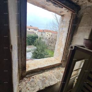 Izvrsna prilika! Prodaje se stara kamena kuća u Peroju!