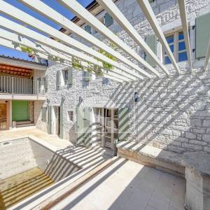 Kamena kuća s pogledom na more, bazenom, saunom i 4 spavaće