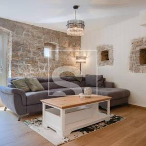 Kamena vila s bazenom i vinskim podrumom, Višnjan