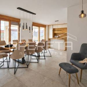 Kaštel Novi – moderna vila s bazenom i krovnom terasom, novogradnja