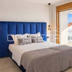 Kaštel Novi – moderna vila s bazenom i krovnom terasom, novogradnja