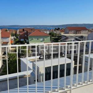 Kaštel Novi – moderna vila s bazenom i krovnom terasom, novogradnja