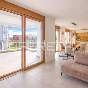 Kaštel Novi – moderna vila s bazenom i krovnom terasom, novogradnja